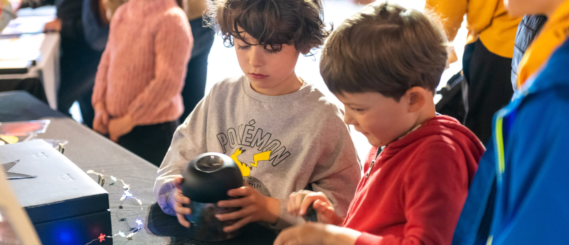 2 enfants qui fabriquent un objet ensemble